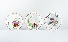 Meissen - 10 Tassen und 13 Untertassen mit verschiedenen Blumendekoren, 76821-156, Van Ham Kunstauktionen