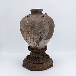 Gebauchte Vase auf Holzsockel, 76557-2, Van Ham Kunstauktionen