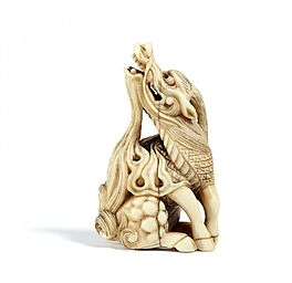 Netsuke Sitzendes kirin, 65081-5, Van Ham Kunstauktionen