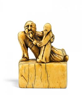 Netsuke Chinese und Riese auf hohem Sockel, 66362-97, Van Ham Kunstauktionen