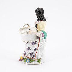 Meissen - Figuerliches Steckgefaess in Form einer Gaertnerin, 79918-7, Van Ham Kunstauktionen