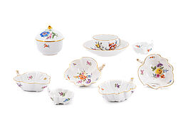 Meissen - Gruppe aus vier Blattschalen zwei kleinen Blattschalen einer Zuckerdose und Tasse amp Untertasse mit Blumendekoren, 79526-31, Van Ham Kunstauktionen