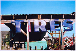 William Eggleston - Ohne Titel Tires sign Arizona, 76000-519, Van Ham Kunstauktionen