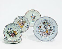 Delft - Ein grosser und vier kleinere Teller mit floralen Dekoren, 75066-17, Van Ham Kunstauktionen