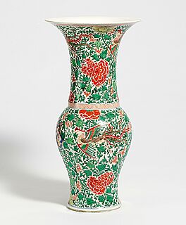 Grosse Yen-Yen-Vase mit Paeonien und fliegenden Phoenixen, 66837-5, Van Ham Kunstauktionen