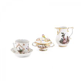 Meissen - Kleine Kanne kleine Deckelschuessel sowie Tasse und Untertasse mit Watteauszenen und Goldkonturen, 76821-181, Van Ham Kunstauktionen