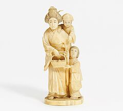 Okimono Mutter mit zwei Kindern und Fruechtekorb, 65076-2, Van Ham Kunstauktionen