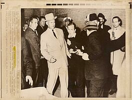 Robert H Jackson - Lee Harvey Oswald fatally shot by Jack Ruby, 68004-317, Van Ham Kunstauktionen