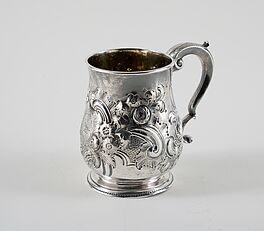 Peter Archambo I - Grosser George II Mug mit floralem Relief, 76095-10, Van Ham Kunstauktionen