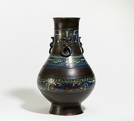 Vase in Hu-Form mit drei Ringhenkeln, 66906-5, Van Ham Kunstauktionen