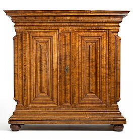 Frankfurt a M - Barock Wellenschrank sogenannter Nasenschrank, 62161-4, Van Ham Kunstauktionen