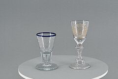 Ein Pokal mit Monogramm und ein Schnapsglas mit blauem Rand, 75372-97, Van Ham Kunstauktionen