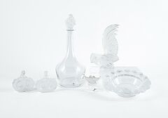 Rene Lalique - Gruppe aus einem Dekanter mit Stopfen zwei Glasfiguren zwei Blumenflakons 1 Muschelschale, 79526-3, Van Ham Kunstauktionen