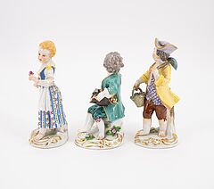 Meissen - Drei Blumen sammelnde Kinderfiguren auf Rocaille-Sockeln, 76933-11, Van Ham Kunstauktionen