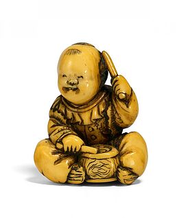 Netsuke Sitzender karako mit Trommel, 66362-60, Van Ham Kunstauktionen