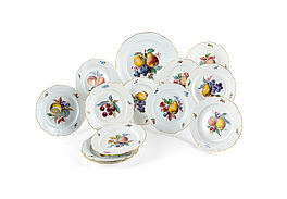 Meissen - Eine Servierschale und 12 Teller mit Obstdekoren, 79451-4, Van Ham Kunstauktionen