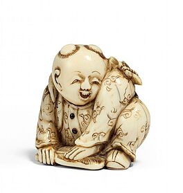 Netsuke Hockender karako mit Faecher und Schmetterling auf der Schulter, 65350-23, Van Ham Kunstauktionen