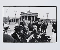 Will McBride - John FKennedy Willy Brandt und Konrad Adenauer am Brandenburger Tor, 70001-812, Van Ham Kunstauktionen