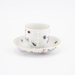 Meissen - Tasse und Untertasse mit relifierten Blumen und Insektenmalereien, 76821-279, Van Ham Kunstauktionen