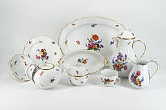 Porzellanfabrik Stockhardt und Schmidt-Eckert Meissen - Grosses Speise- Kaffee- und Teeservice mit Blumendekor, 75601-1, Van Ham Kunstauktionen