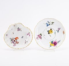 Meissen - Gruppe aus kleiner Terrine mit Unterschale rechteckiger Servierschale und einer Muschelschale mit Blumendekoren zwei Teller, 79526-28, Van Ham Kunstauktionen