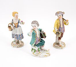 Meissen - Drei Blumen sammelnde Kinderfiguren auf Rocaille-Sockeln, 76933-11, Van Ham Kunstauktionen