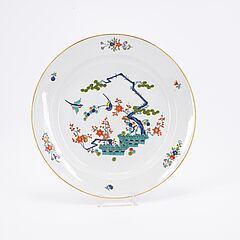 Meissen - Gruppe aus zwei Schalen Tasse mit Untertasse und Dose mit Drei-Freunde Dekor und Paeonien, 76821-280, Van Ham Kunstauktionen