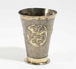 Kleiner Stangenbecher mit Blumenrelief, 65918-3, Van Ham Kunstauktionen