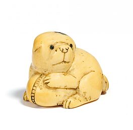 Netsuke Huendchen mit kemari-Ball, 65411-6, Van Ham Kunstauktionen