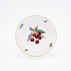 Meissen - Eine Servierschale und 12 Teller mit Obstdekoren, 79451-4, Van Ham Kunstauktionen