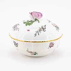 Meissen - Grosse Deckelschale mit Bluetenknauf kleine Teekanne mit Holzschnittblumen und Tasse mit Untertasse und Insektendekor, 76821-201, Van Ham Kunstauktionen