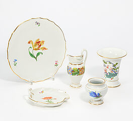 Meissen - Konvolut von 3 Vasen 1 Platte und 1 Blattschale, 75040-3, Van Ham Kunstauktionen
