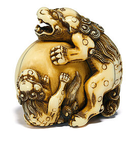 Netsuke Shishi mit Junges und grossem Ball, 65915-3, Van Ham Kunstauktionen