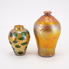 Louis Comfort Tiffany - Zwei kleine Balustervasen mit irisierenden Dekoren, 65452-45, Van Ham Kunstauktionen