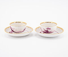 Meissen - Zwei Koppchen und Untertassen mit purpurfarbenen Kauffahrtteiszenen, 76821-37, Van Ham Kunstauktionen