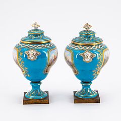 Sevres - Paar kleine Aufsatzvasen mit Genredarstellungen, 79918-32, Van Ham Kunstauktionen