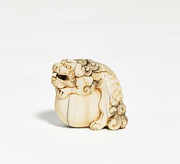 Netsuke eines Shishi mit loser Kugel im Maul, 69573-3, Van Ham Kunstauktionen