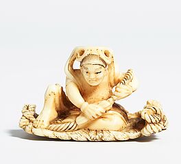 Netsuke Nio eine riesige Sandale flechtend, 65703-6, Van Ham Kunstauktionen