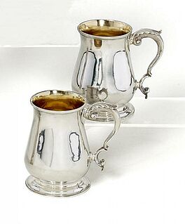 Paar Victoria Mugs in Birnform, 54904-5, Van Ham Kunstauktionen