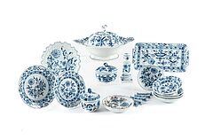 Meissen - 39 Serviceteile mit Zwiebelmusterdekor, 79065-1, Van Ham Kunstauktionen