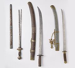Ein gerades Doppel- und zwei gebogene Schwerter mit Scheide, 66644-2, Van Ham Kunstauktionen