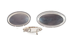 Kleiner Salver und zwei kleine ovale Tabletts, 79883-77, Van Ham Kunstauktionen