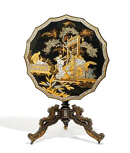 England - Salontisch mit Chinoiserien sogenannter Tilt top table, 65332-3, Van Ham Kunstauktionen