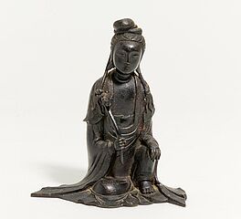 Sitzende Guanyin mit ruyi-Szepter, 64231-2, Van Ham Kunstauktionen