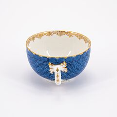 Meissen - Tasse mit Untertasse und passige Schale mit blauem Schuppendekor und Kartuschen mit Gartenszenen, 76821-264, Van Ham Kunstauktionen
