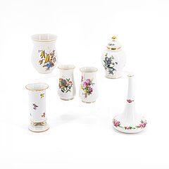Meissen - Gruppe von 6 Vasen mit unterschiedlichen Dekoren, 76682-18, Van Ham Kunstauktionen