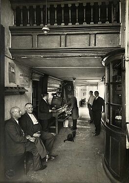 August Sander - Innenansicht des Schankraumes einer Koelschen Wirtschaft, 62943-4, Van Ham Kunstauktionen