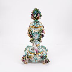 Meissen - Dreiteilige Potpourri-Vase mit aufgelegten Blueten und Puttenzier, 77282-1, Van Ham Kunstauktionen