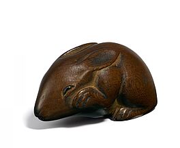 Netsuke Kauernder Hase sich am Auge kratzend, 65863-10, Van Ham Kunstauktionen