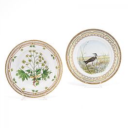 Royal Copenhagen - Ein Teller mit klassischem Dekor des Flora Danica amp ein Teller mit Vogelmalerei und Rand des Flora Danica, 79451-3, Van Ham Kunstauktionen